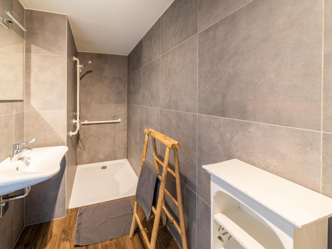 Bathroom, Lush chalet near lake of Bütgenbach, Liège