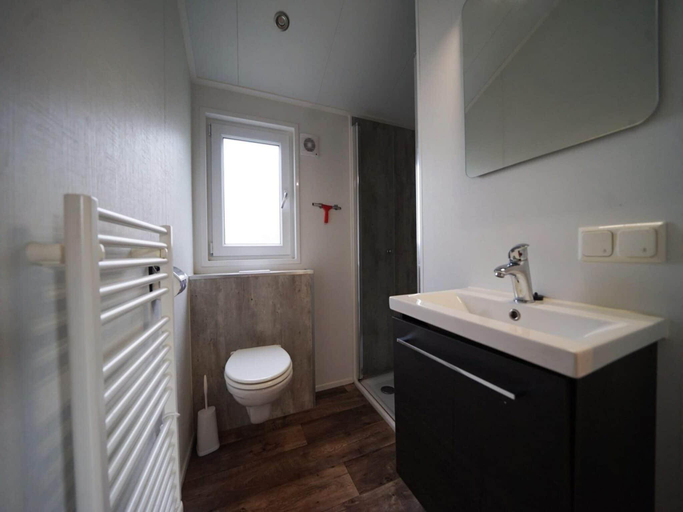 Bathroom 2, Contemporary Chalet in Kaatsheuvel, Loon op Zand