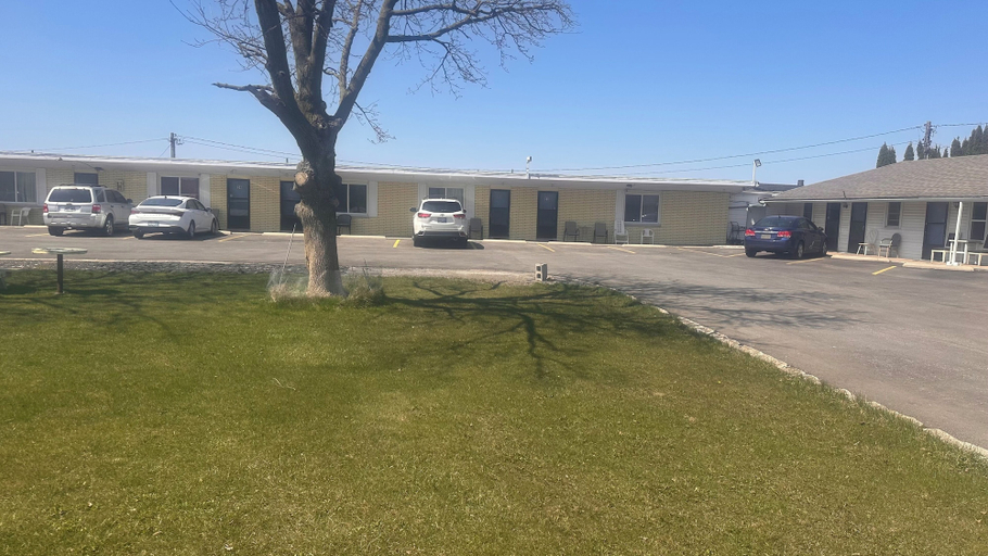 Property grounds 4, Colonial Motel, Chatham-Kent