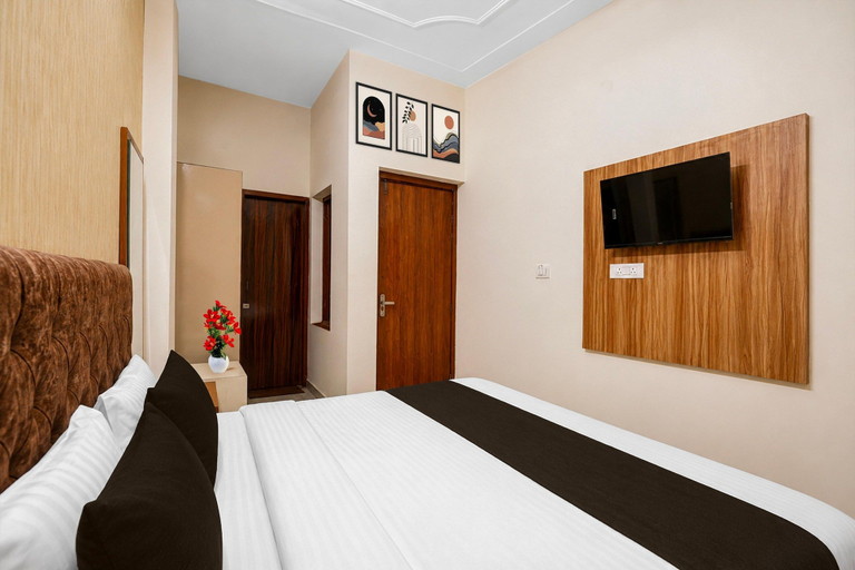 Room 5, Deluxe Hotel Prince, Sahibzada Ajit Singh Nagar