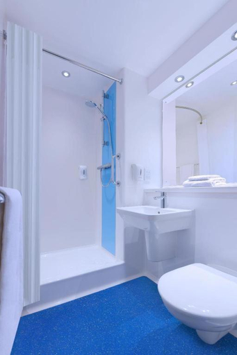 Bathroom 3, Travelodge Bedford Marston Moretaine, Central Bedfordshire
