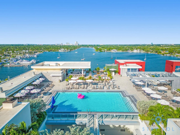 Room 3, Bay View Balcony Amazing Pool Hollywood Beach, Broward