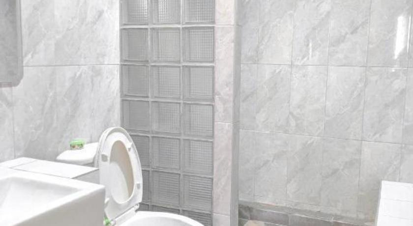 Bathroom, Romruedee Resort, Sattahip