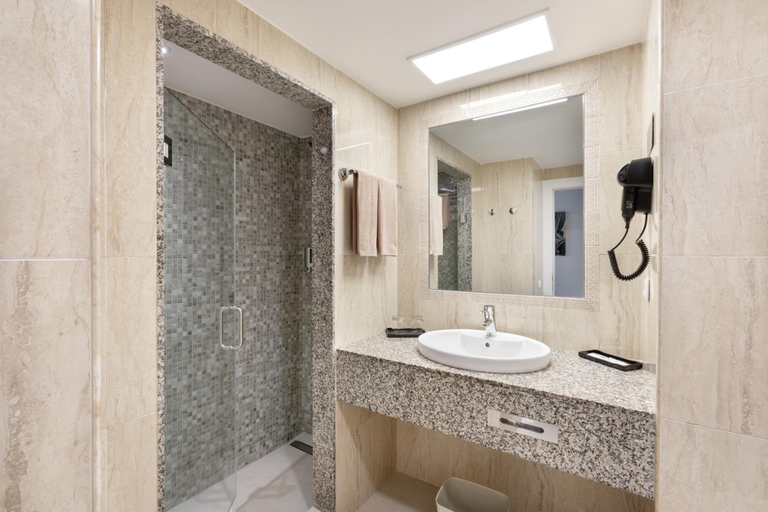 Bathroom 5, Hotel Riu Paraiso Lanzarote - All Inclusive, Las Palmas