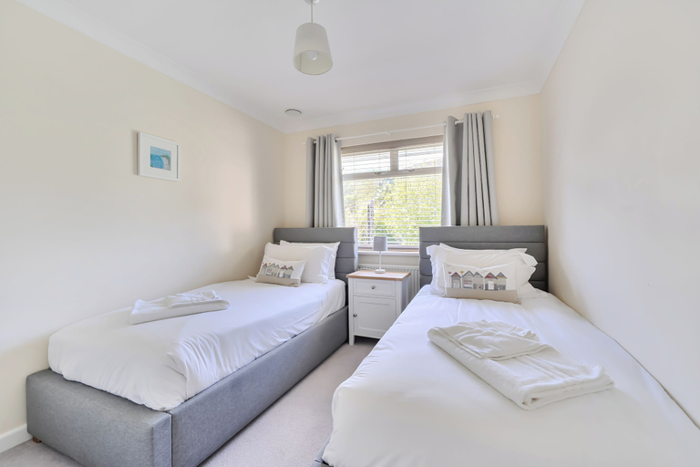 Room 2, Sleeps 9- Kingbeds- Familyfriendly- Contactlessci, Cornwall