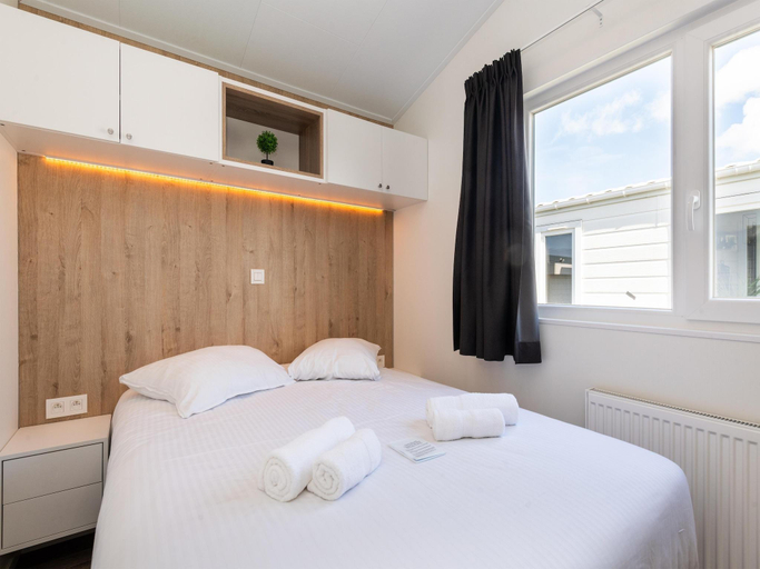 Bedroom 2, Chalet in Middelkerke near the Beach, West-Vlaanderen