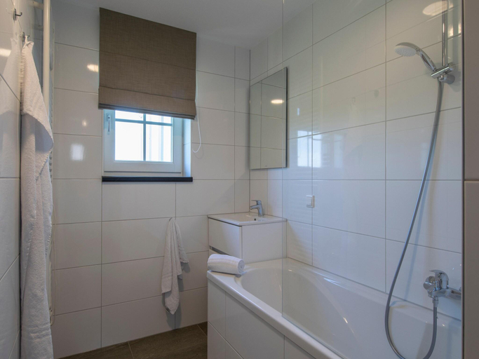 Bathroom, Thatched villa surrounded by nature, Someren