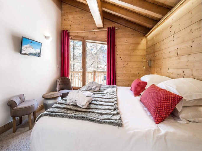 Bedroom 5, Chalet in Val d'Isère with Alpine Views, Savoie