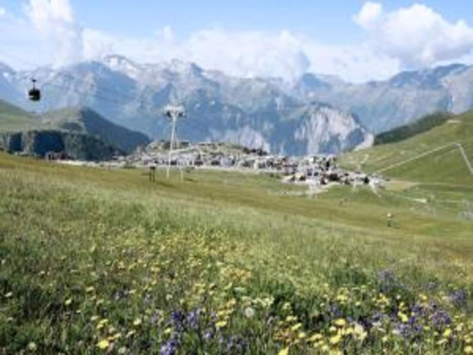 Surrounding environment 3, Chalet in Alpe d'Huez with Sauna & Hot Tub, Isère