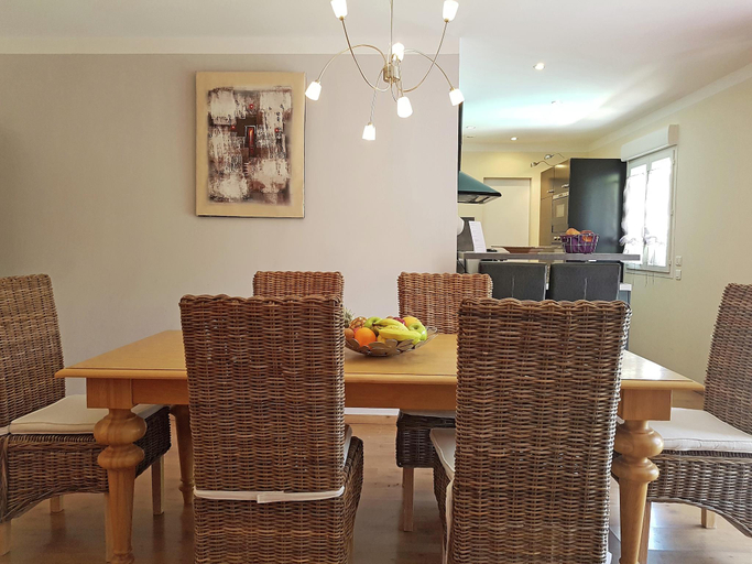 Restaurant 3, Villa Alba: Sunlit Comfort in Lirac, Gard