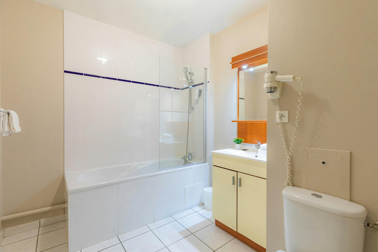Bathroom 3, Appart'City Confort Nantes Cité Des Congrès, Loire-Atlantique