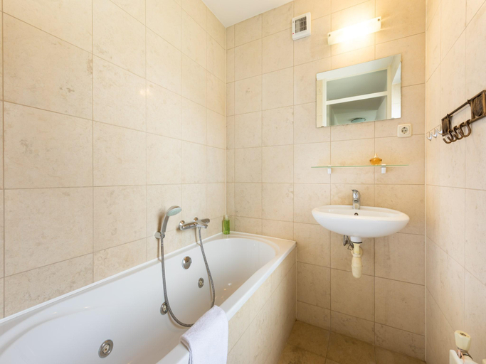 Bathroom, Villa in De Banjaard with Sauna, Noord-Beveland