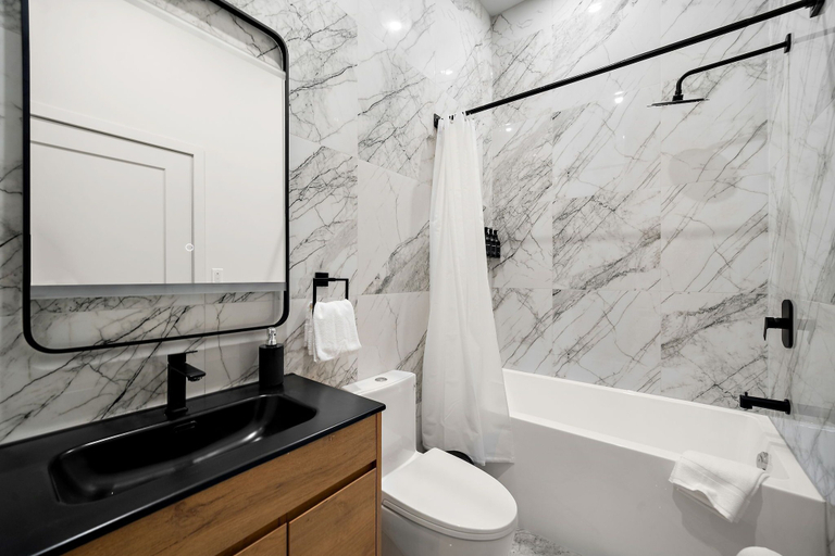 Bathroom 2, Le Nomade Quartier Chinois, Montréal