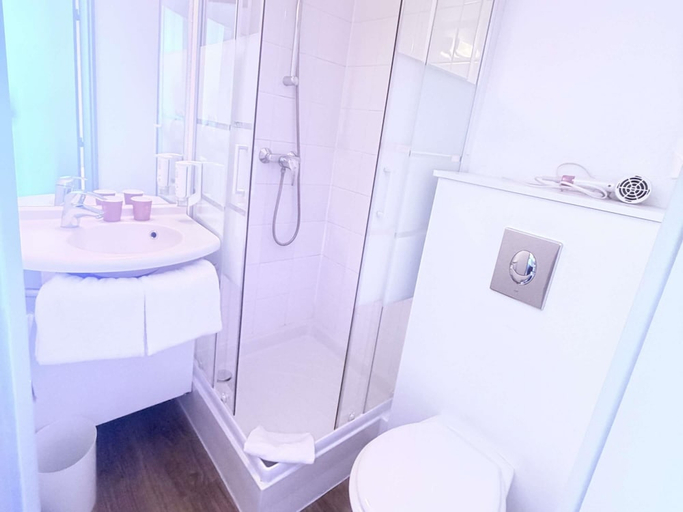 Bathroom 4, ibis budget Airport Marseille Provence, Bouches-du-Rhône