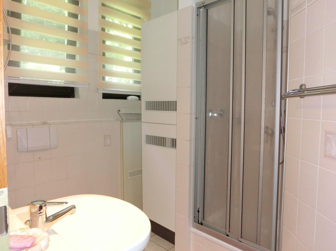 Bathroom 4, Gruppenunterkunft mit Pool in Ballenstedt, Harz