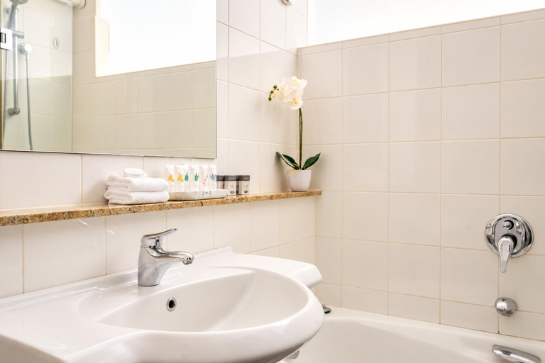Bathroom 4, Crest on Barkly, Melbourne