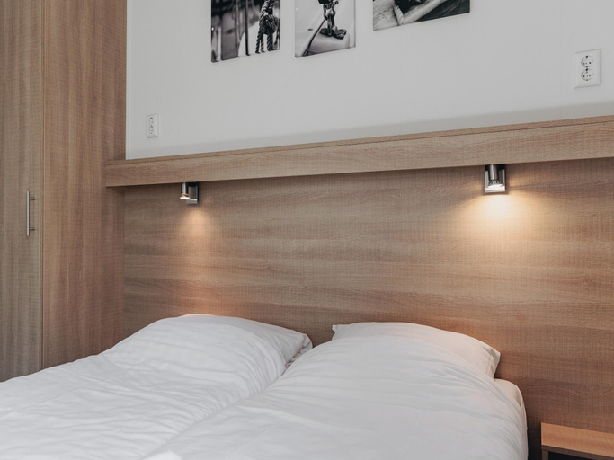 Bedroom 4, Lodge in Zeebad near the Beach, Sluis