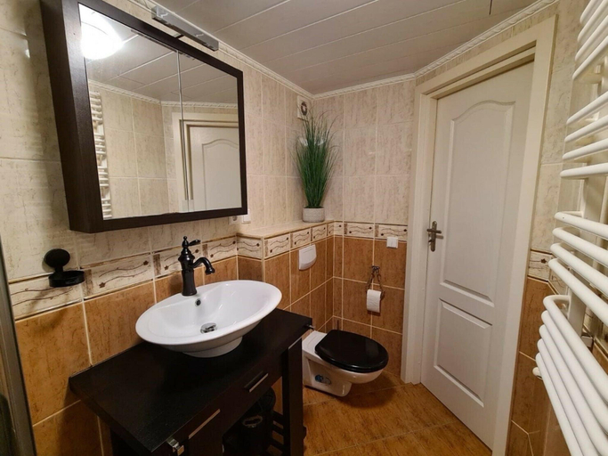 Bathroom 4, Chalet with dishwasher in a park, Angerlo