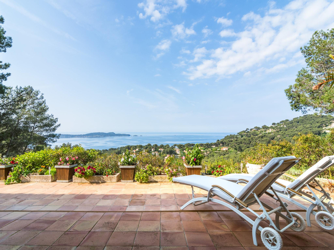 Balcony/terrace 5, Villa in Hyères near Beach & Pool, Var