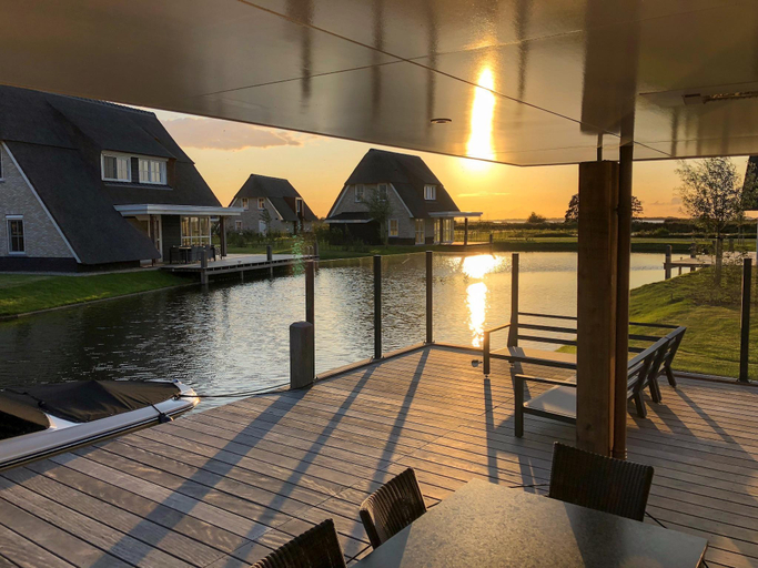 Sport & Beauty, Lakeside Villa with Terrace, Lemsterland