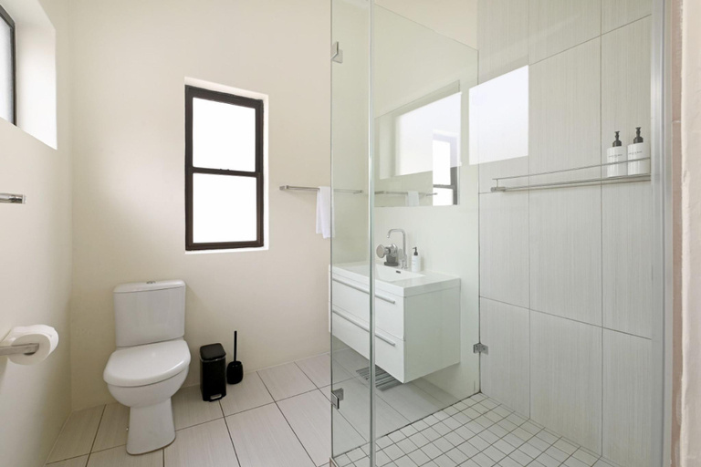 5, Sea View Ocean Facing Spacious 1 Bedroom Apartment, City of Cape Town
