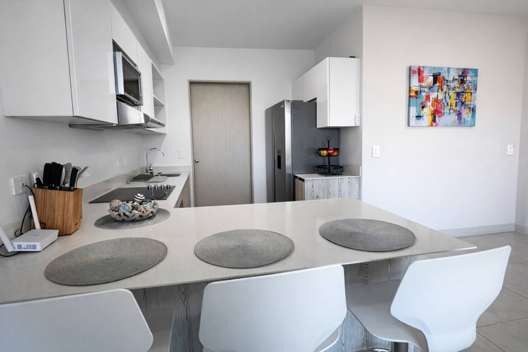 Dining room 4, Modern Sabana Retreat - Fast Wifi, Pool, Gym, San José