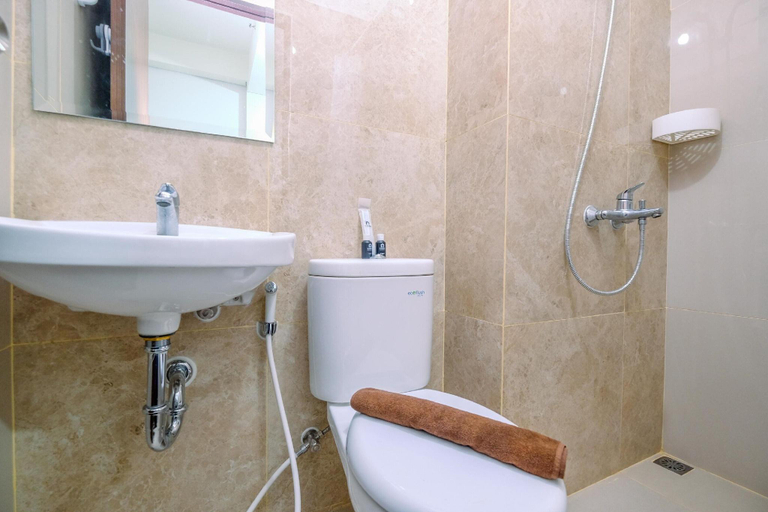 Bathroom 3, Simply Look Studio at Transpark Cibubur Apartment, Depok