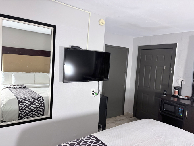 Bedroom 2, Budget Inn, Montague