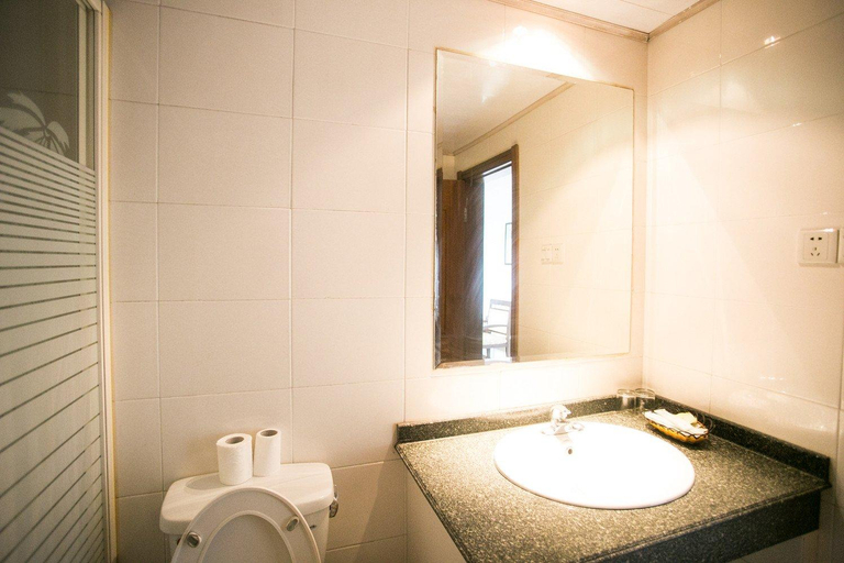 Bathroom 2, China Inn (Suzhou Industrial Park, Yangcheng Lake Weiting), Suzhou