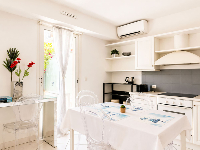 Room 2, Beachfront Apartment in Menton, Alpes-Maritimes