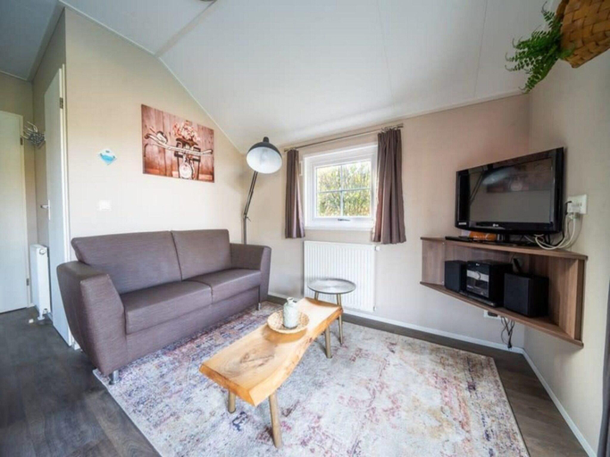 Others 5, Comfortable chalet near Park De Veluwe, Ede