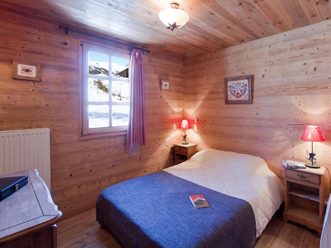 Bedroom 1, Chalet in Alpe d'Huez with Sauna & Hot Tub, Isère