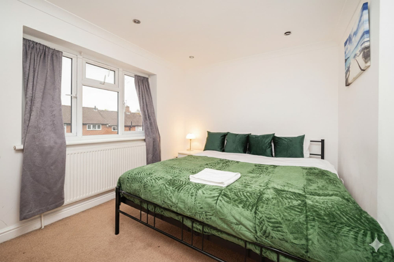 Room 2, Family-friendly 3-bed Haven in Northolt w Parking, London