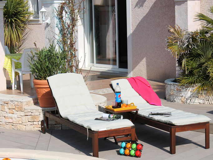Balcony/terrace 3, Villa in Languedoc with Pool near Historic Cities, Gard