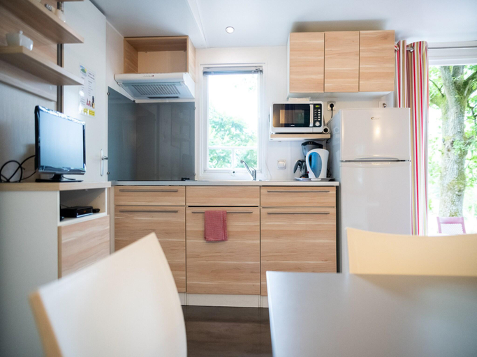 Kitchen 3, Chalet in Olloy-sur-Viroin with Patio, Namur