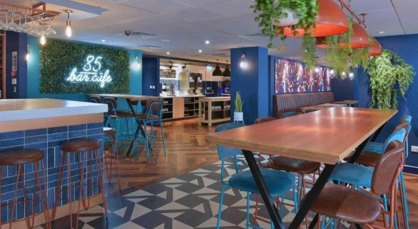 Food & Drinks 4, Travelodge London Twickenham, London