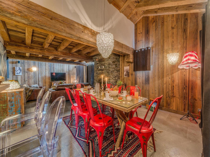 Restaurant 3, Chalet in Val d'Isère with Hot Tub & Views, Savoie