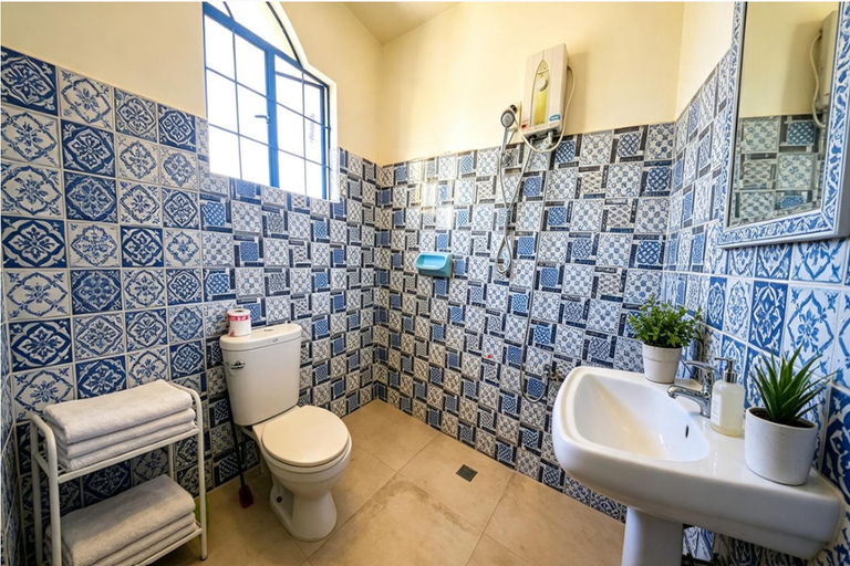 Bathroom 2, Screaming Gecko Hostel Air-Con, Coron