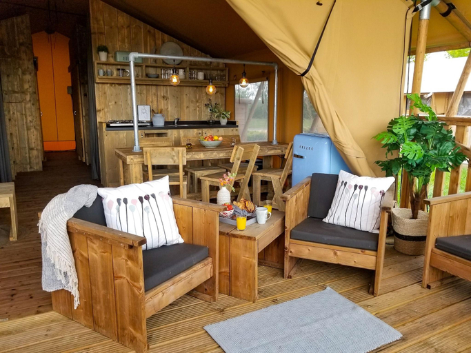 Food & Drinks 4, Waterfront Safari Tent, Noordoostpolder