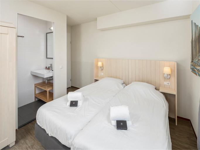 Bedroom 2, Spacious Villa by the Sea, Sluis