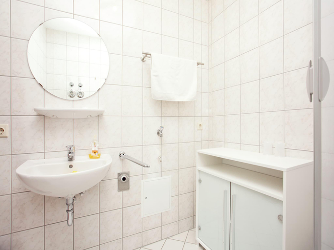 Bathroom 3, Moderne Villa in Borstendorf mit Park, Erzgebirgskreis