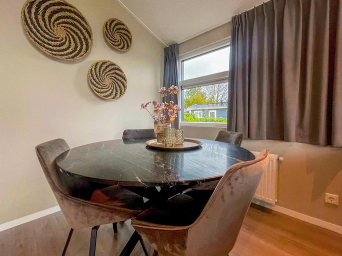 Food & Drinks 4, Beautiful chalet with airco, in a holiday park, Eersel