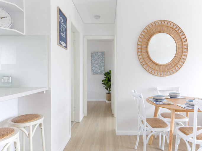 Restaurant, MadeComfy Trendy Apartment on Dee Why Beach, Sydney
