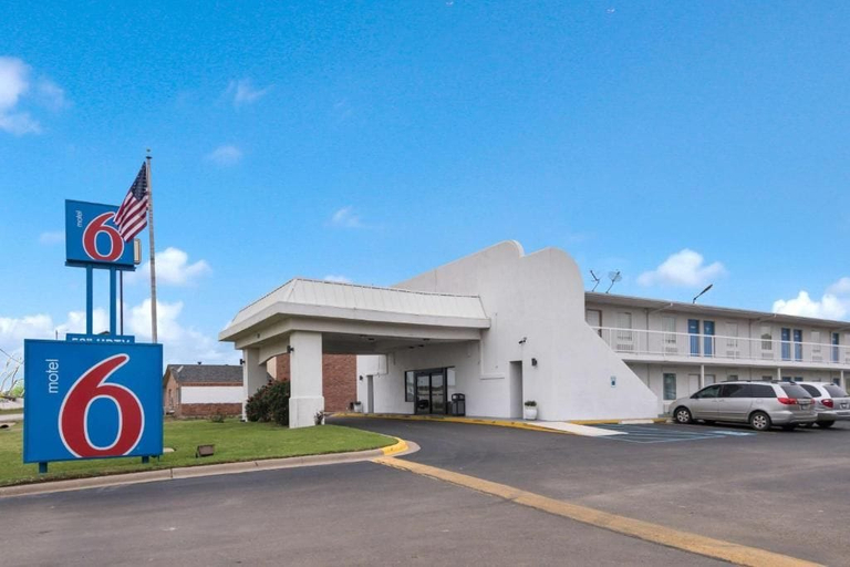 Exterior & Views 2, Studio 6 Abilene, TX – East, Taylor