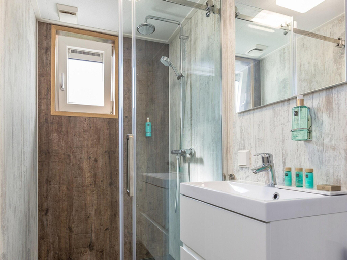 Bathroom 5, Holiday Park Apartment in Overijssel, Steenwijkerland