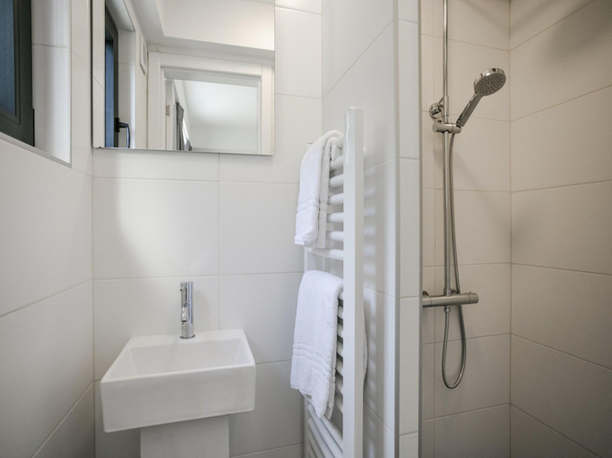 Bathroom, Modern Forest Chalet, Wierden