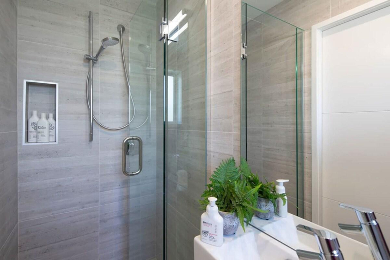 Bathroom 3, Hillside Villa 4- Walk To Town- AC- Free Parking, Queenstown-Lakes