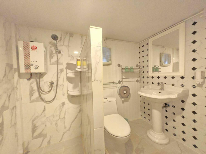 Bathroom 2, Baan JaoKorKluay Homestay, Muang Chiang Rai