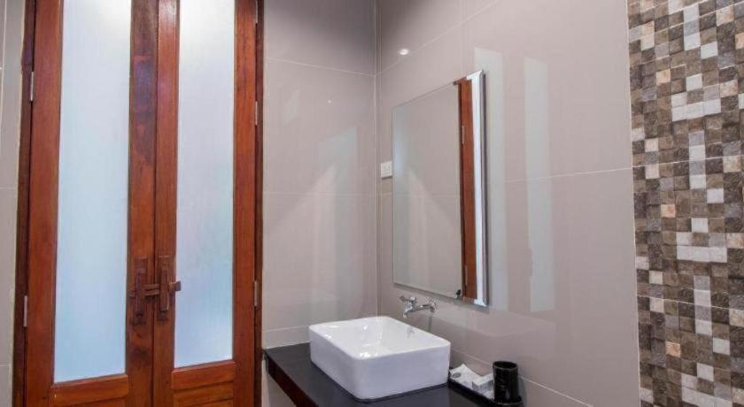 Bathroom 4, SeeSea Resort, Langu