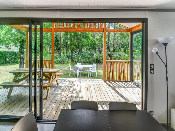 Others 5, Serene Chalet in Hourtin near Lake, Gironde